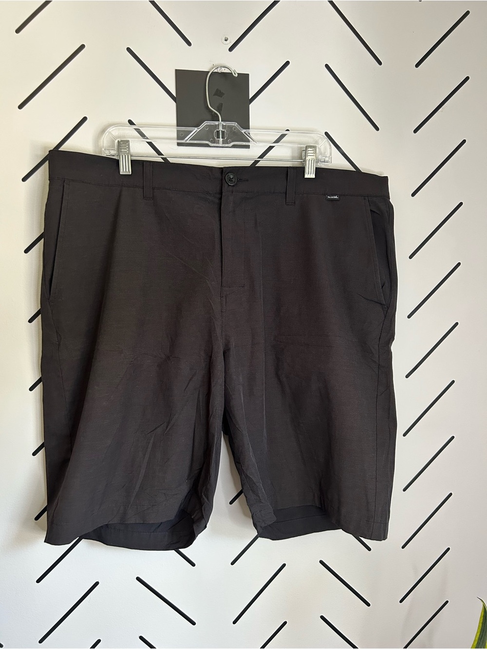 NWOT Travis Mathew black gold shorts 10”
